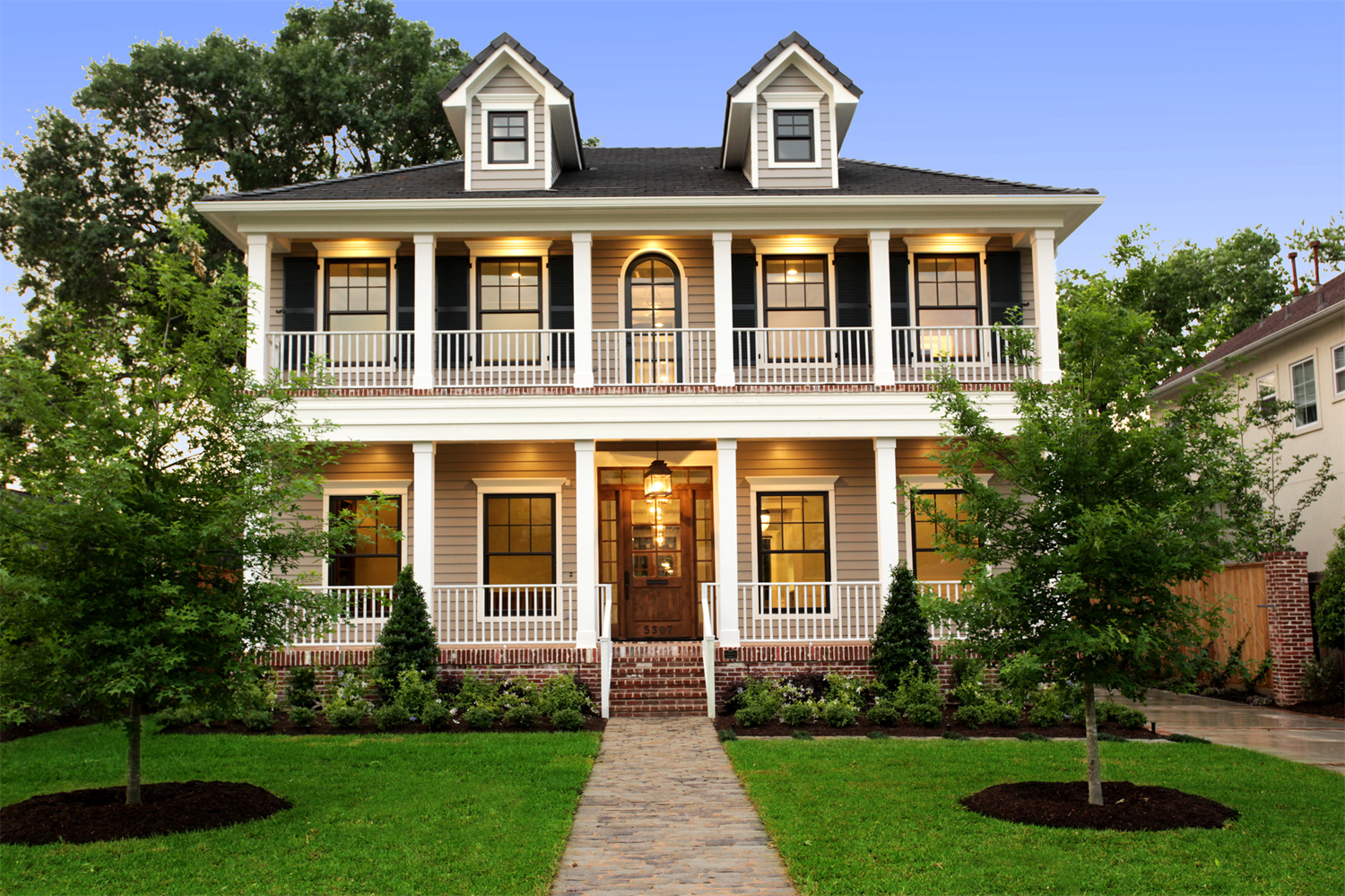 White House with lawn